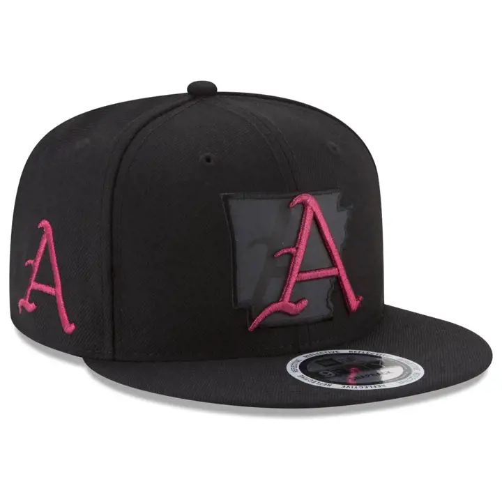 Casquette réglable Arkansas Razorbacks NCAA 17 State Flective – noir/carmin/rouge