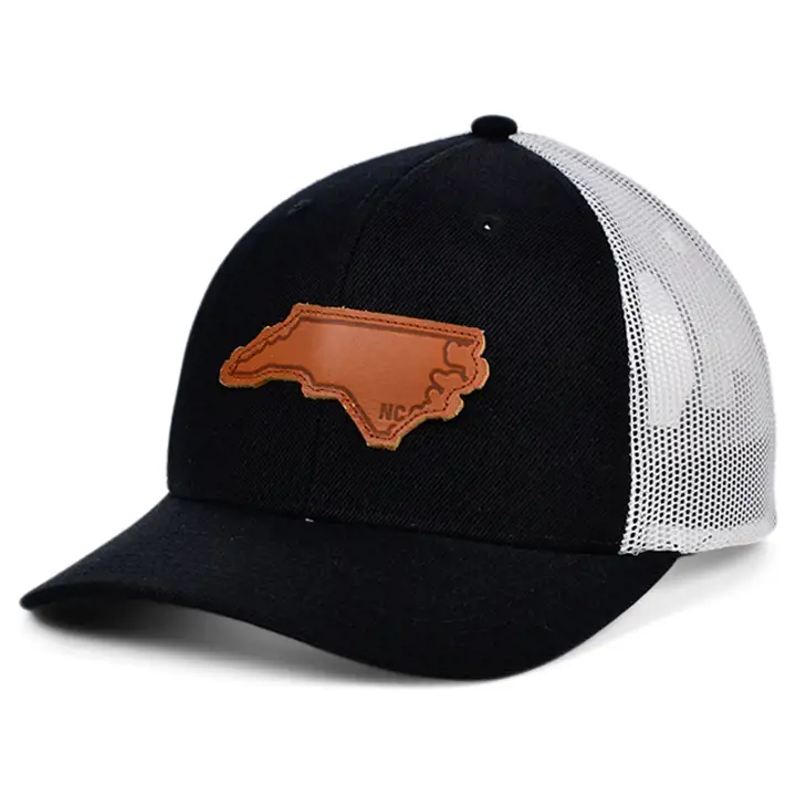 Casquette de camionneur incurvée en cuir avec patch NORTH CAROLINA BW BLK/WHT