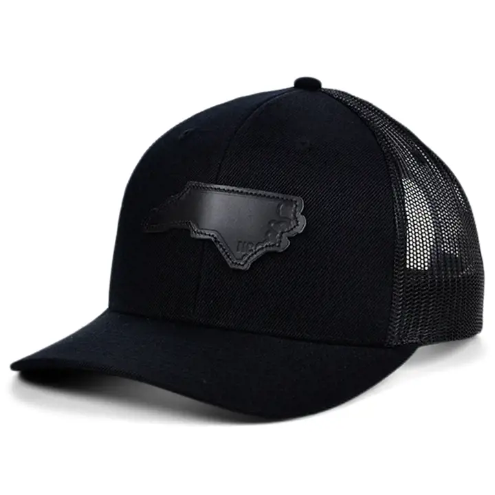 Casquette Trucker incurvée en cuir noir avec écusson de l'État de CAROLINE DU NORD