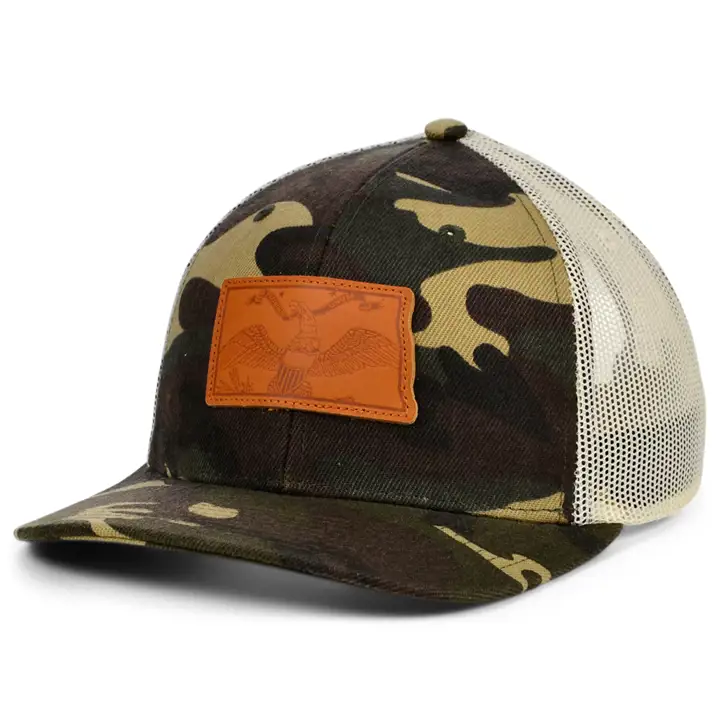 DAKOTA DU NORD Woodland Leather State Fill Curved Trucker Drapeau WOO