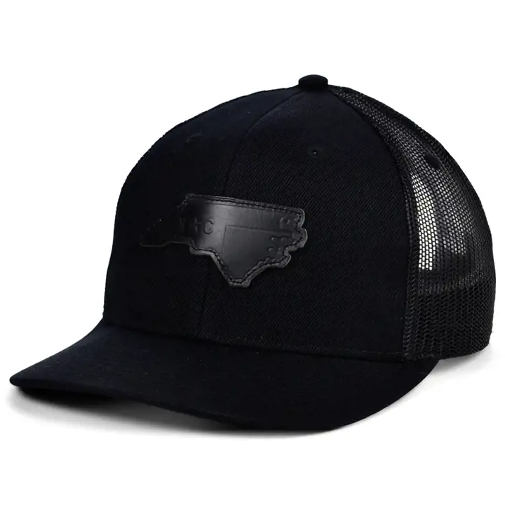 NORTH CAROLINA Casquette trucker incurvée en cuir blackout de l'État