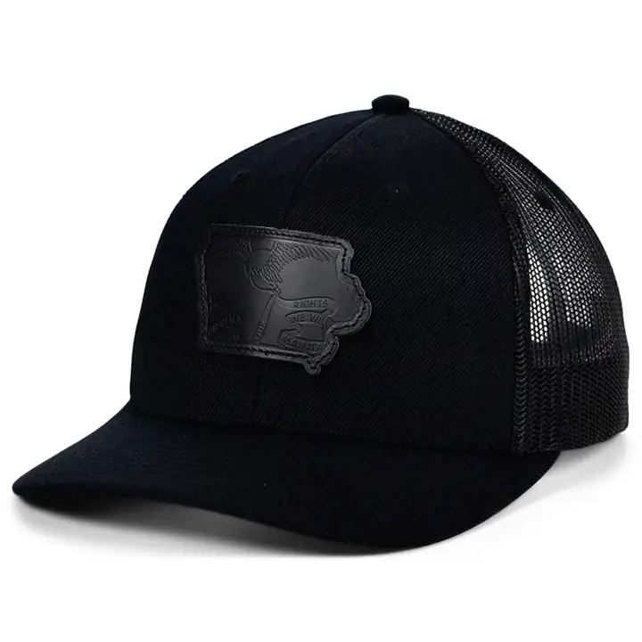 Casquette trucker courbée en cuir IOWA Blackout (noir/noir)