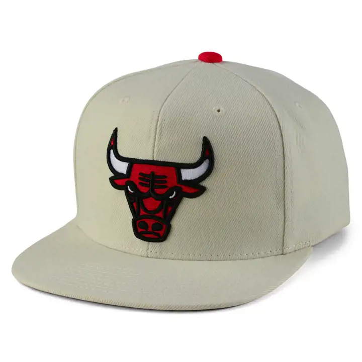 CASQUETTE CHICAGO BULLS NBA OFF WHITE TAN/ROUGE