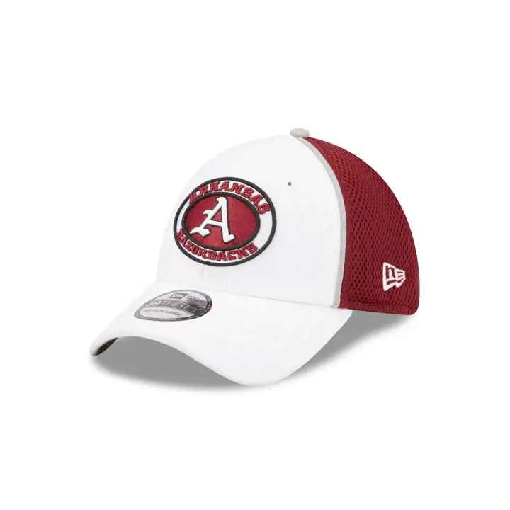 Casquette 39THIRTY blanche avec patch cercle NCAA Arkansas Razorbacks