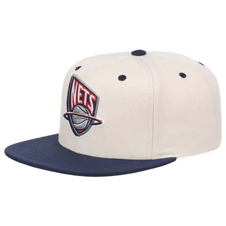 Casquette snapback New Jersey Nets NBA brodée en point de chaînette ivoire/bleu/vert