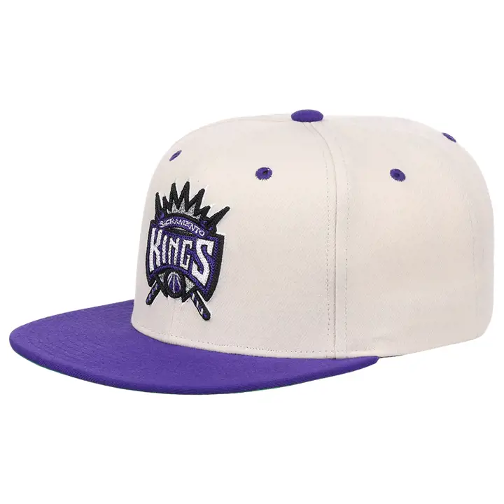 Casquette snapback à broderie chaîne NBA Sacramento Kings ivoire/violet/vert