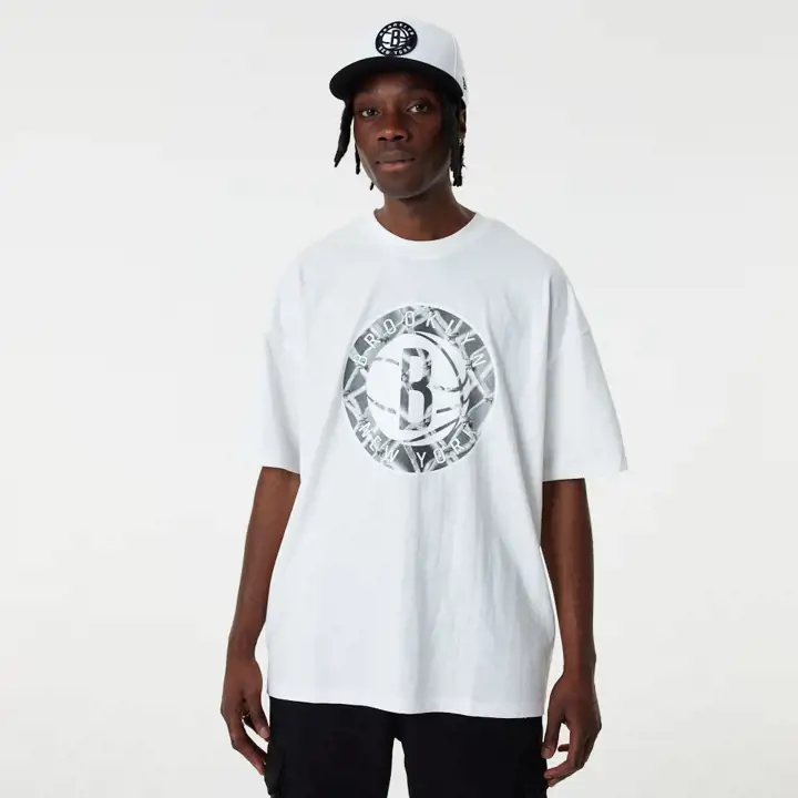 BROOKLYN NETS NBA INFILL LOGO OS TEE WHT