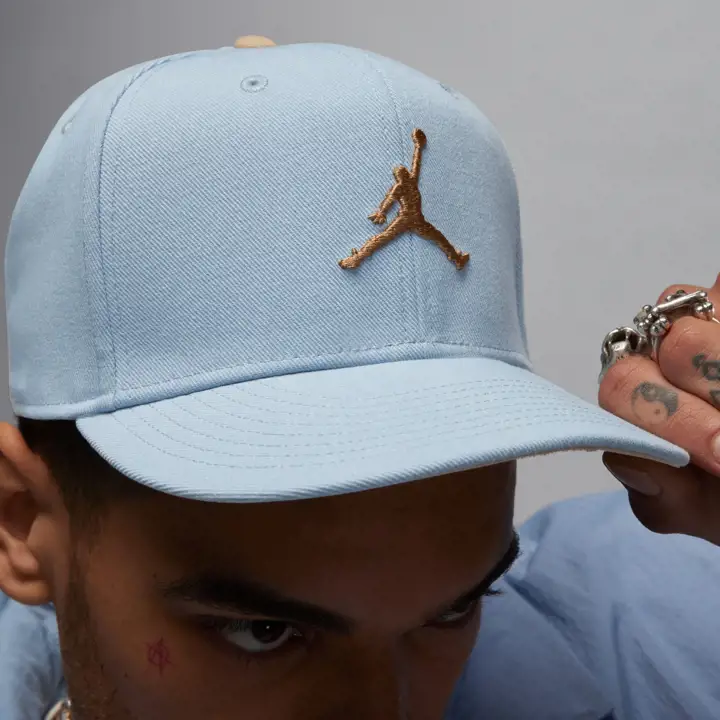 JORDAN J PRO CASQUETTE PLATE MVP BLEU/MARRON