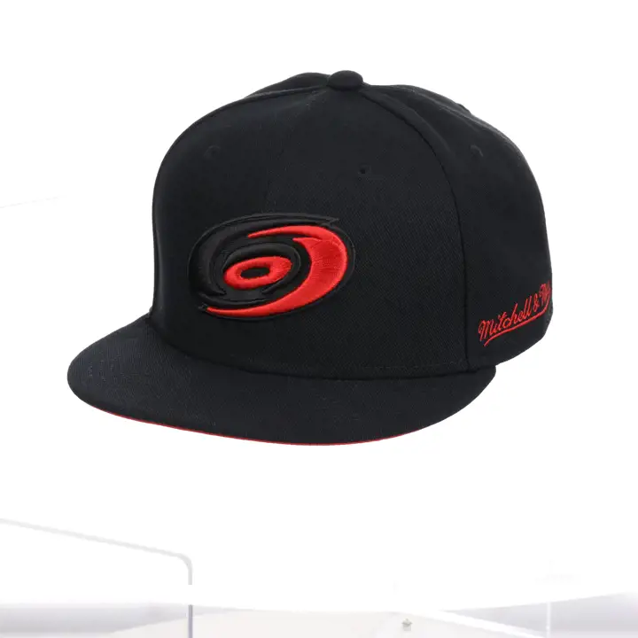 Casquette ajustée noire avec éléments du logo des CAROLINA HURRICANES de la LNH