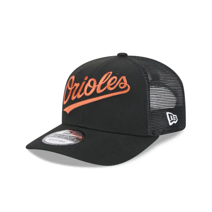 BALTIMORE ORIOLES MLB NEW ERA CASQUETTE TRUCKER 9SEVENTY SCRIPT NOIR