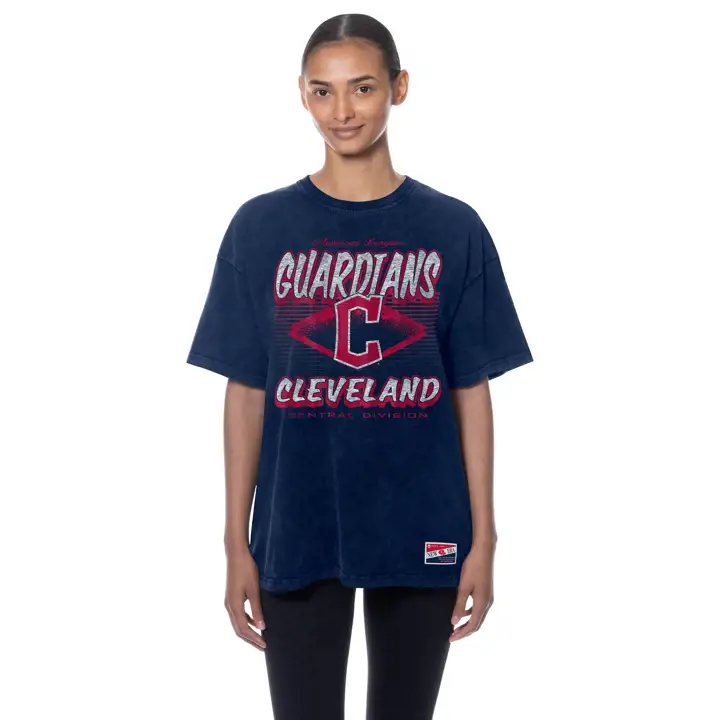 T-shirt Cleveland Guardians MLB esprit rétro délavé pour femme 25